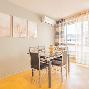 Appartement Ideal Couple, Family & Friends - Calme, Lumineux, Balcon - Proche Plages 2km - Velodrome A 10min - Olympique Marina - Climatisation & Parking Prive, Marseille